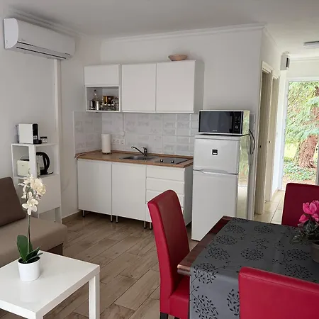 Apartment Hugo Lak Zamardi